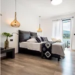 A & B Minimal ιι With Sea View In Апартаменты *