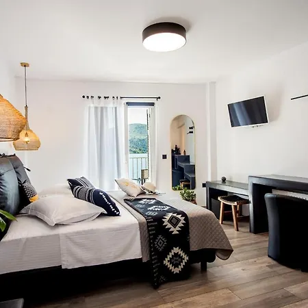 A & B Minimal ιι With Sea View In Apartment