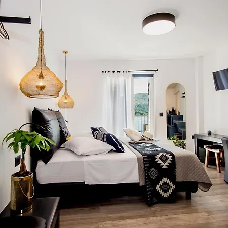 A & B Minimal ιι With Sea View In Apartment