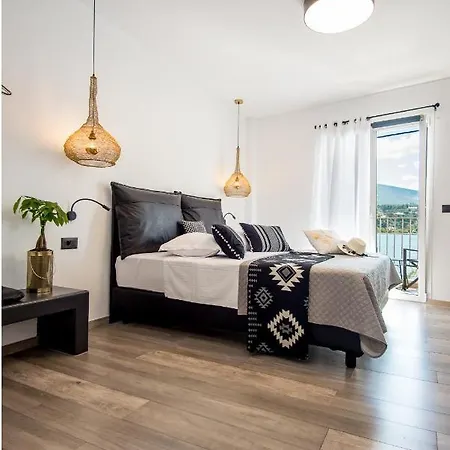 A & B Minimal ιι With Sea View In Apartment *