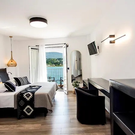 A & B Minimal ιι With Sea View In Apartment *