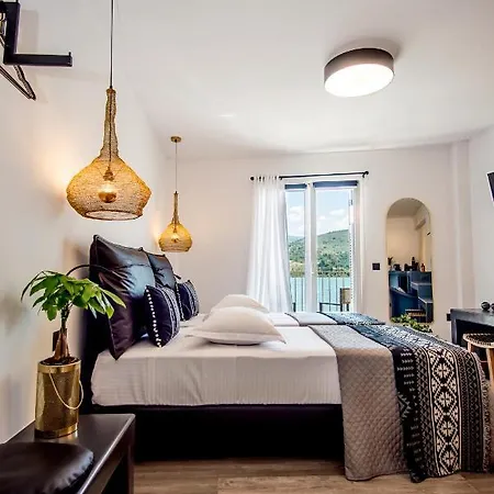 A & B Minimal ιι With Sea View In Apartment